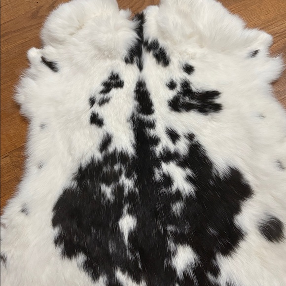 A438 Black and White rabbit pelt X-Large - Picture 2 of 2